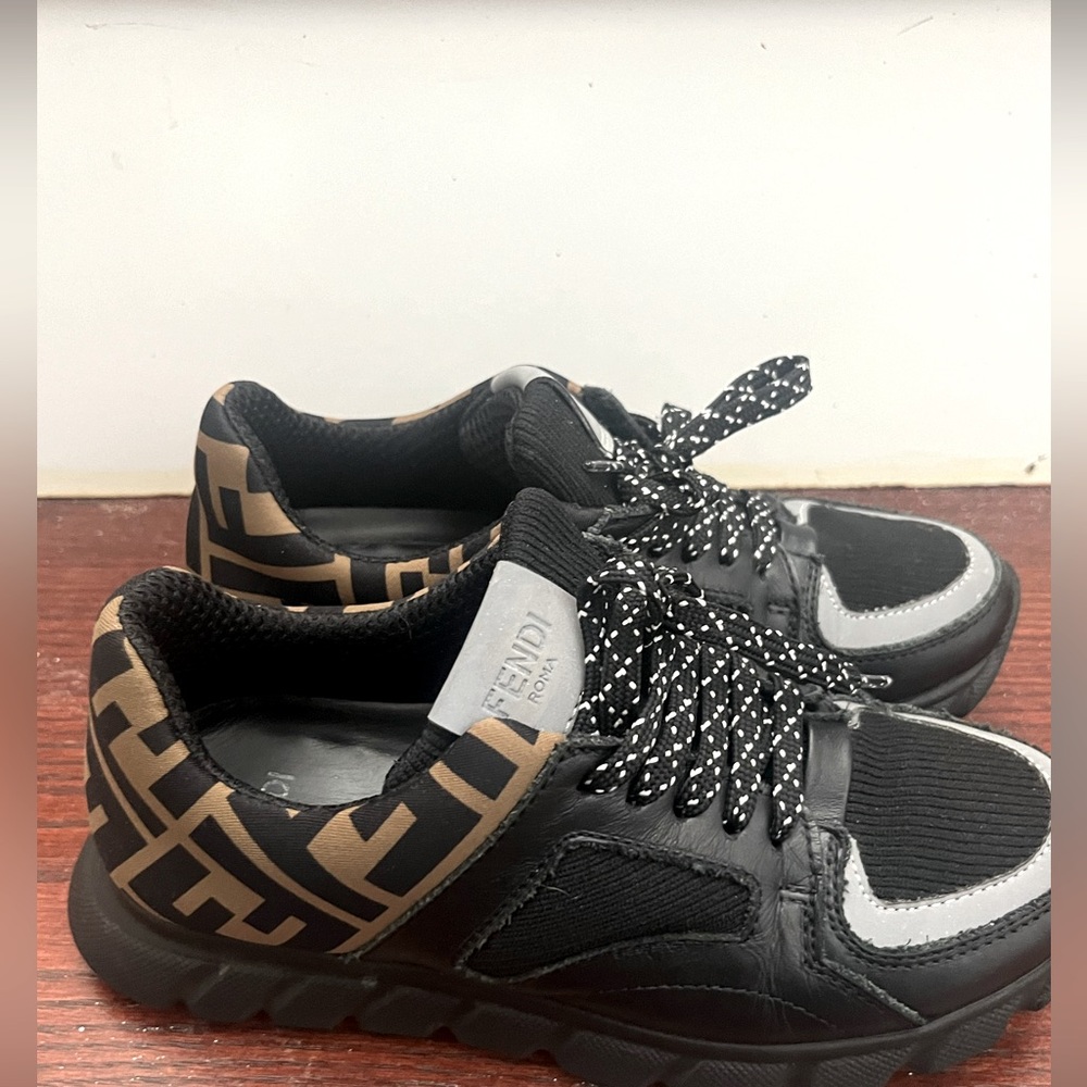 Fendi Kids trainers size 33/ 1 US black good condition(authentic)